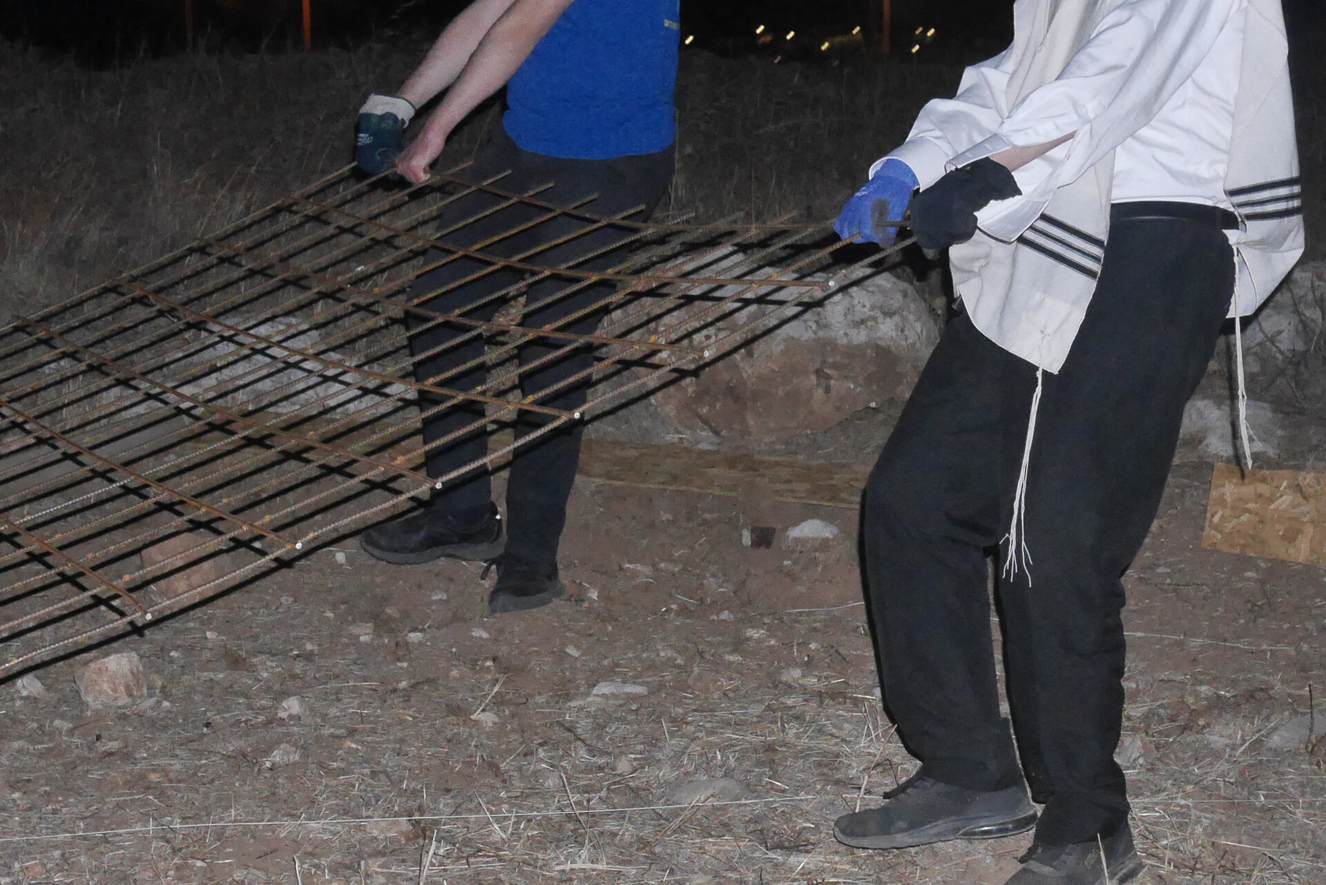 מניחים את היסודות בעבודת כפיים