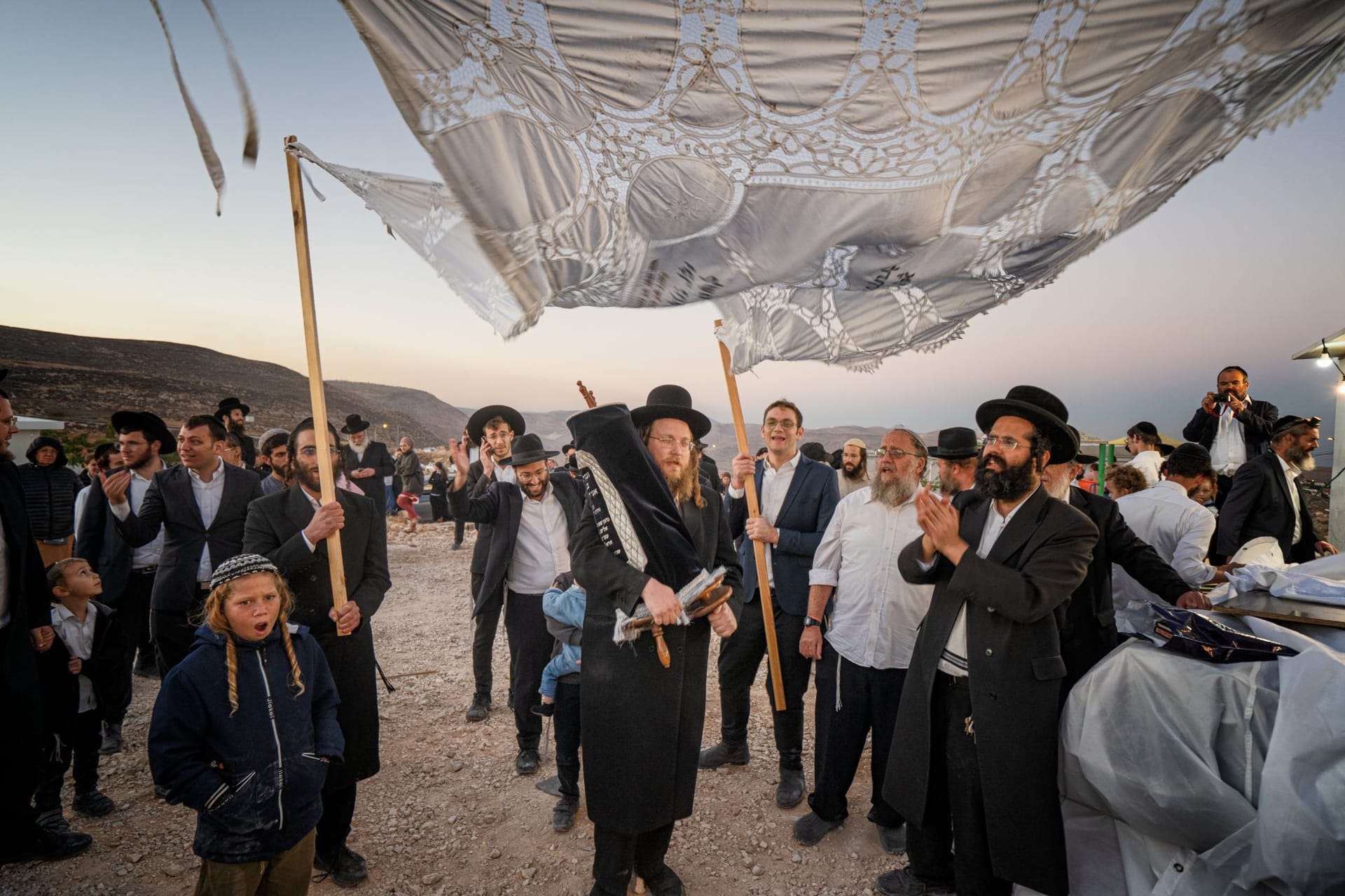 מצפה לאה — הכנסת ספר תורה