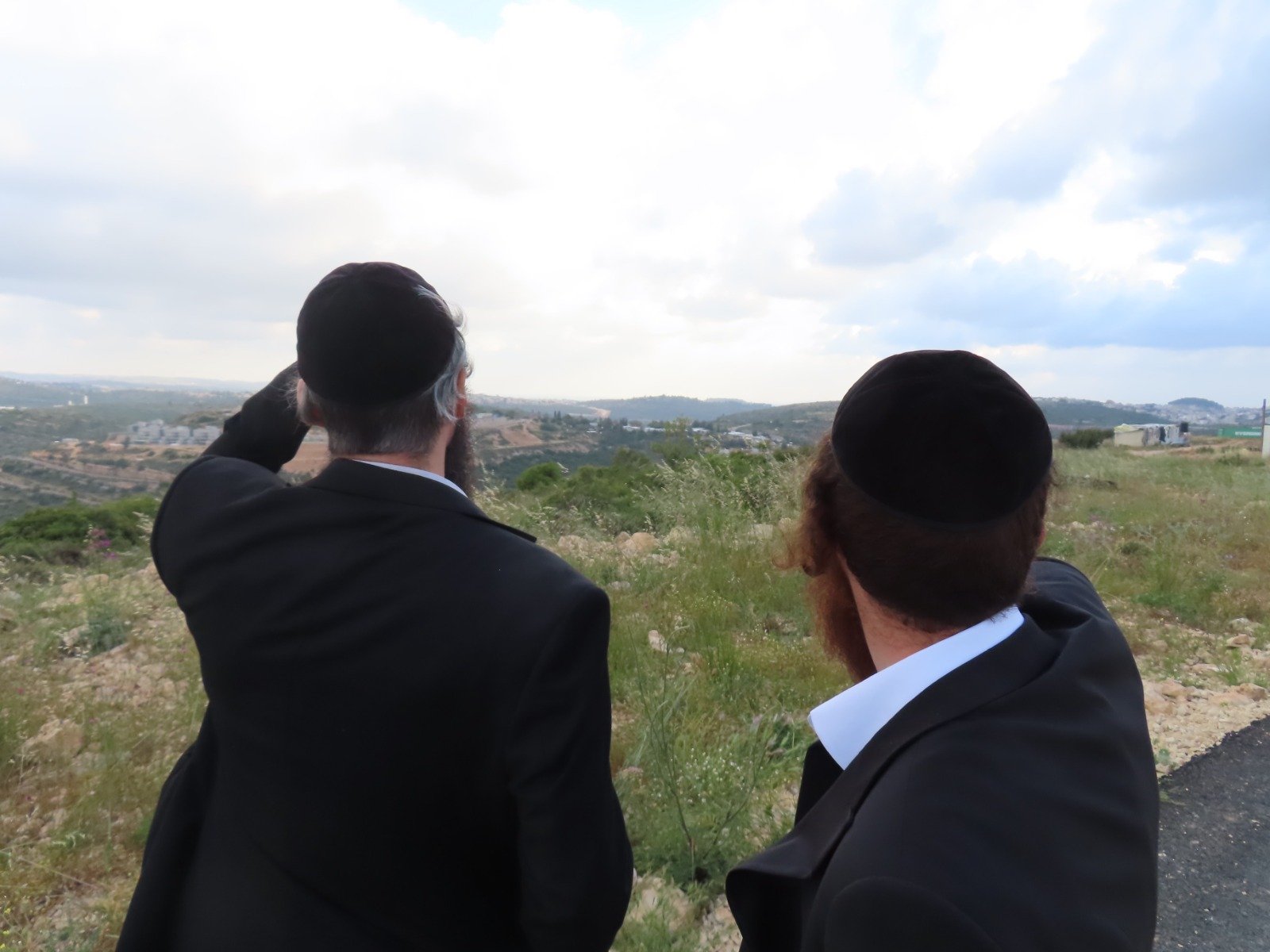 מביטים אל היישוב הבא